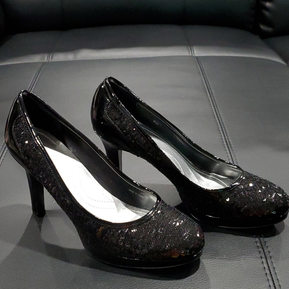 Tahari Cheryl Black Sequin Heels Size 8.5